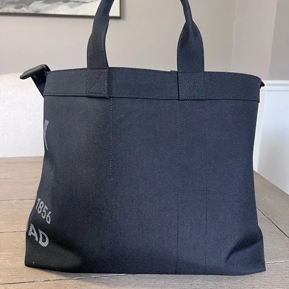 Almost New Burberry Horseferry Black Canvas Tote with Removable Shoulder Strap - Picture 3 of 9